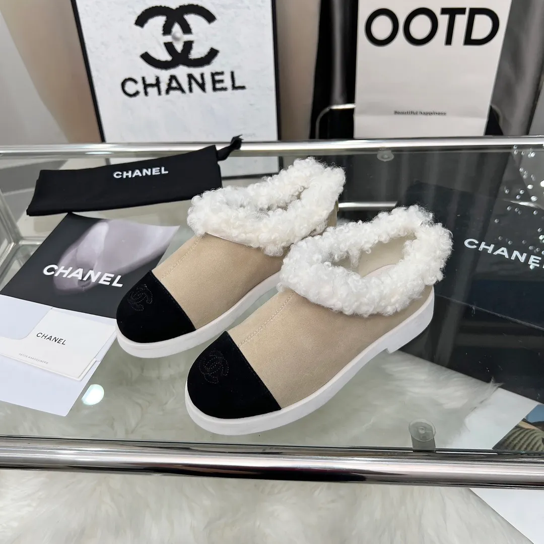👟👟Ex-factory price 540👟👟 High version of Chanel CHANEL, 🌞🌞🌞Xiaoxiang’s latest 2025 autumn and winter short boots, a must-have item for this autumn and winter season! ! Ms. Chanel loves simple yet irresistible combinations to show her unique style. Mix and match freely to shine⚡Follow Grandma’s fashion steps! ! ! The top-notch craftsmanship and texture are perfectly presented. No matter any details, you can compare them with the counters. The best quality products can be entered and exited from the counters at will! ! ❶Material: imported cowhide/cow suede/wool ❷Lining: sheepskin lining ❸Feet: sheepskin ❹Outsole: original molded sole ❺Heel height: 3cm ❻Number of yards: 35-40 (40 and 41 are customized and non-refundable)